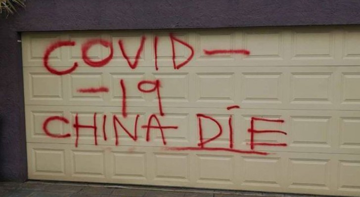 Na Austrália, uma família chinesa foi vítima de vandalismo: vidros quebrados e escritas horríveis na porta da garagem 