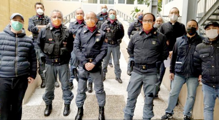 Bari: gli agenti di polizia rinunciano ai buoni pasto per donarli alle famiglie più in difficoltà