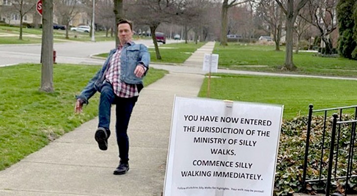 Una donna mette un cartello in cui invita i passanti a "camminare in modo strano" ed ottiene performance esilaranti