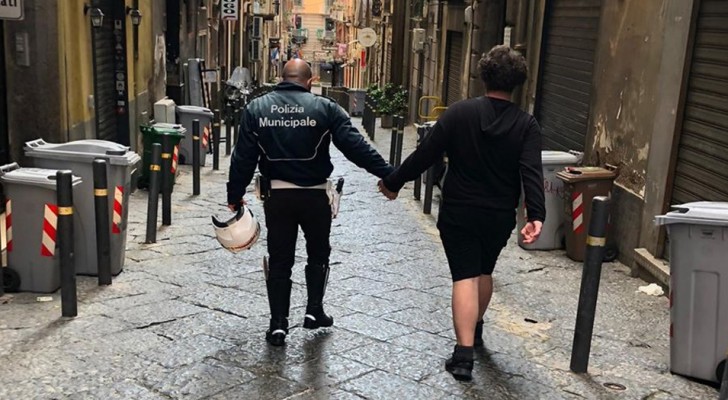 La commovente foto di un poliziotto che tiene per mano un bambino autistico che si era perso per le vie di Napoli