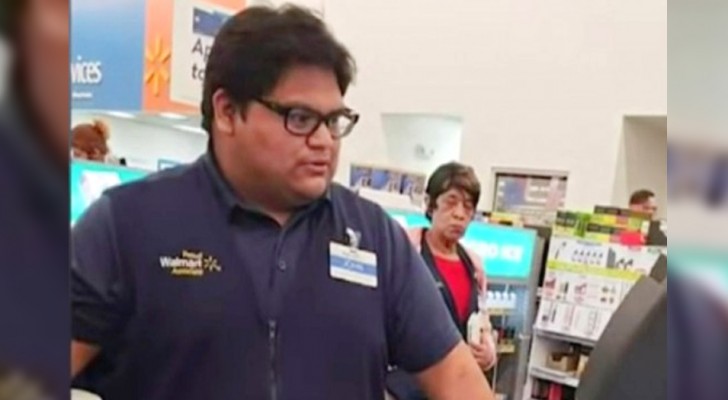 Un jeune caissier de supermarché se propose de payer les courses d'une femme dans le besoin