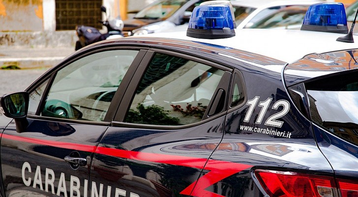 Un ragazzo nasconde la fidanzata nel bagagliaio dell'auto per stare insieme a lei durante la quarantena: multati