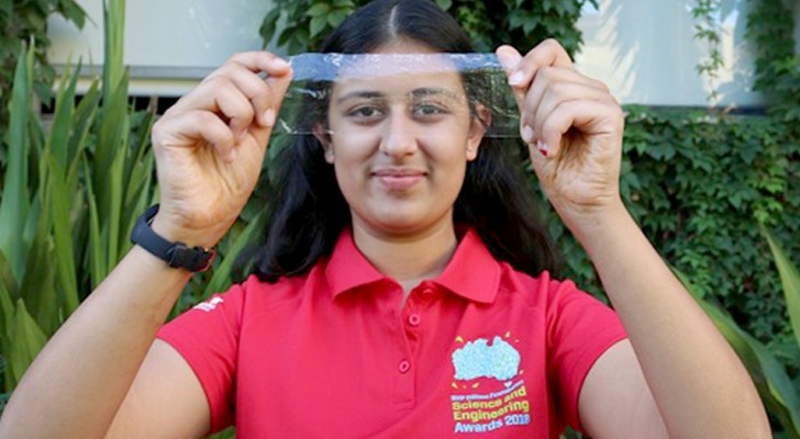 À 17 ans, elle invente un "plastique" biodégradable à partir de carapaces de crevettes et de cocons de soie : il se décompose en 33 jours seulement