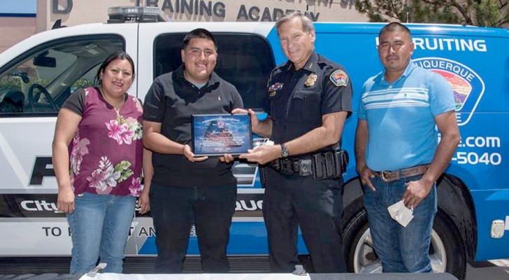 Un joven de 19 años encuentra una bolsa con 135.000 dólares y se la entrega al banco: premiado por la policía