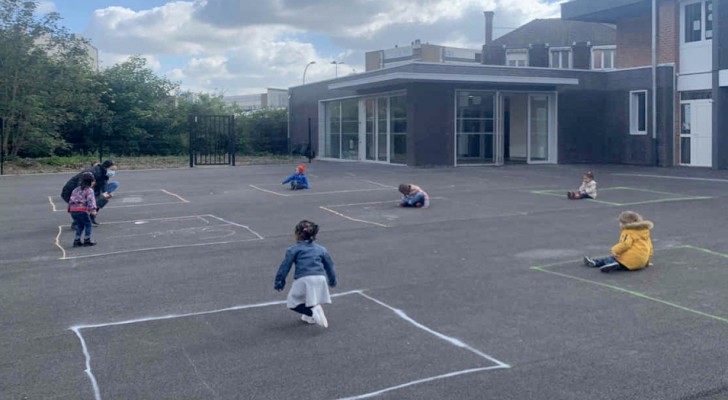 Frankreich: Kinder dürfen wieder in die Schule, aber fürs Spielen gibt es Kreidemarkierungen. Fotos, die einem das Herz zerbrechen