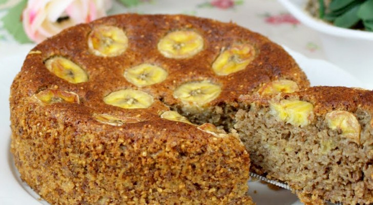 Banana bread: a low calorie recipe made without flour, sugar, and milk 
