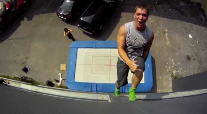 Sensations fortes assurées: des sauts en trampoline dignes d'un vrai ninja