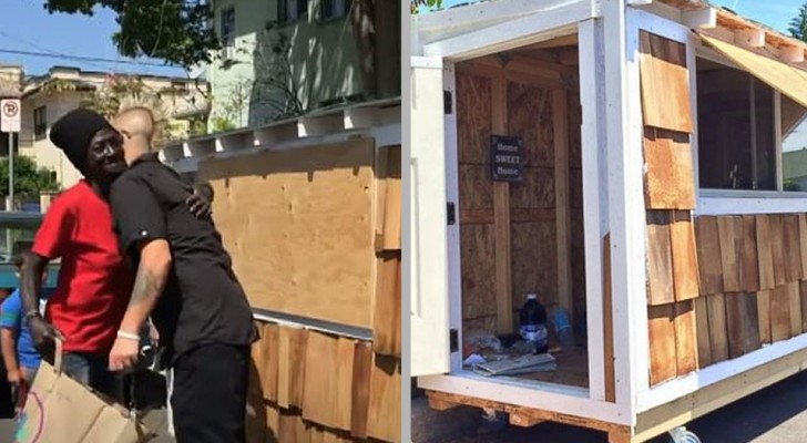 Een jongen bouwt een minihuisje voor de dakloze vrouw die in zijn buurt op straat sliep