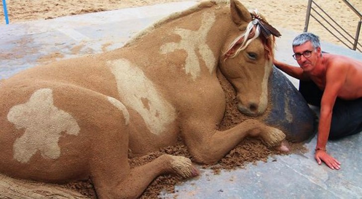 Questo artista realizza sculture di sabbia così realistiche che molti le scambiano per vere