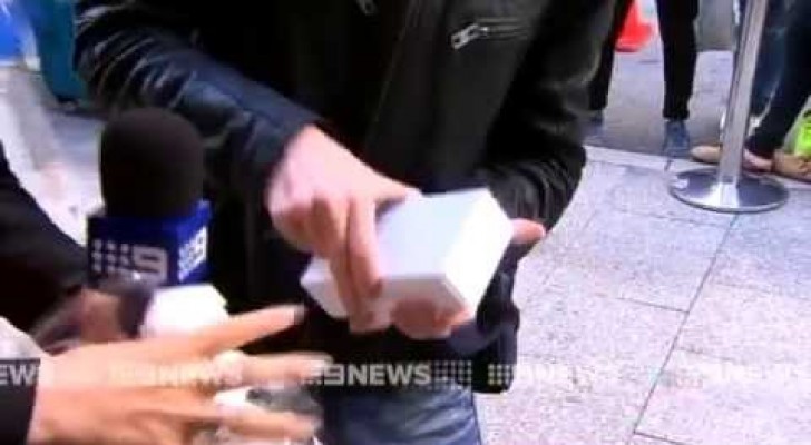 This is what happened to the first iPhone 6 bought in Australian ! FAIL !!