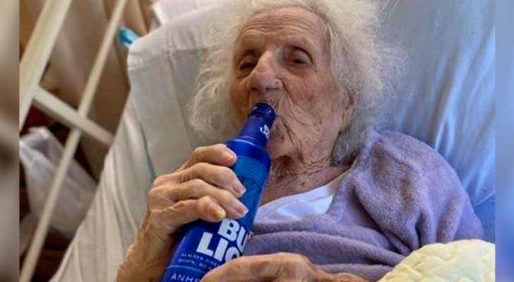 Uma avó de 103 anos de idade se cura de Covid-19 e comemora com uma cerveja gelada