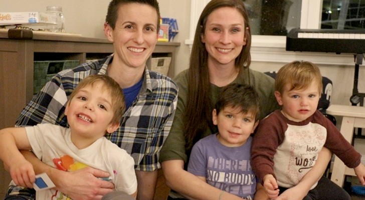 Lesbisches Pärchen adoptiert drei Geschwisterkinder, damit sie unter dem selben Dach aufwachsen können