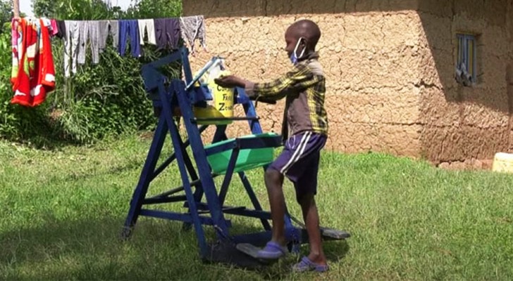 At 9 he invented a machine to wash his hands without touching the tap to he prevent contagion from Covid-19