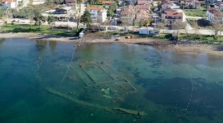 Turchia, le rovine di un'antica chiesa tornano a vedersi sul fondo del lago, ora limpido per il lockdown