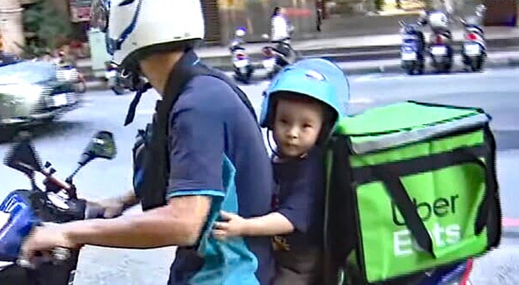 Durante el dìa albañil, de noche motocilista: un padre soltero lleva a su hijo de 3 años al trabajo para tenerlo cerca