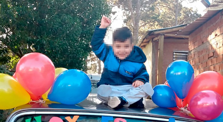 "J'ai vaincu le cancer" : un garçon de 4 ans célèbre sa dernière chimio avec un défilé de ballons colorés