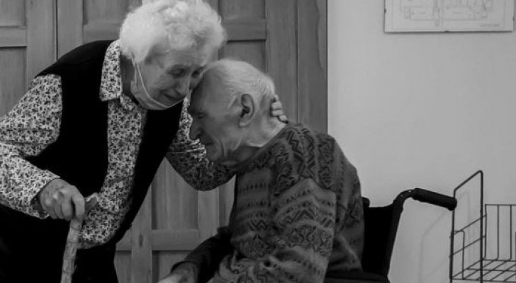 Lui ha 100 anni, lei 93: dopo 101 giorni separati dal Covid, questa coppia finalmente si riabbraccia