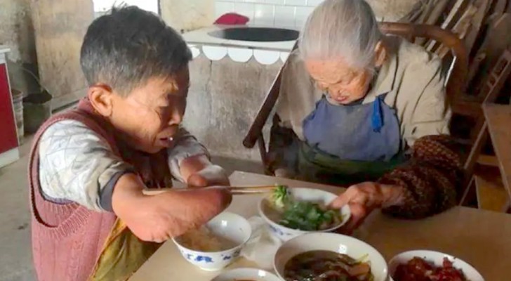 Elle ne peut pas utiliser ses mains et ses jambes, mais cette femme aide sa mère de 105 ans tous les jours