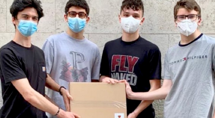 Quattro ragazzi di Milano riparano vecchi pc per donarli gratis agli studenti che non ne hanno uno in casa