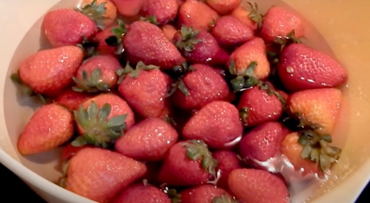 Vatten och vitvinsvinäger, en enkel metod för att förvara jordgubbar i flera dagar utan att de blir förstörda