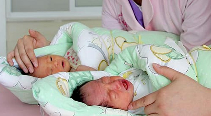 En kvinna föder tvillingar med olika pappor: den ene makens, och den andra älskarens