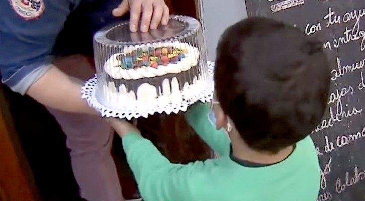 Un ristoratore prepara torte gratis per i bambini che non possono festeggiare il loro compleanno