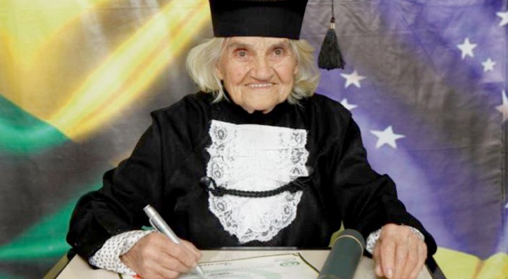 Cette grand-mère pleine de vivacité a obtenu son diplôme à 87 ans avec une thèse rédigée à la main : une étudiante record