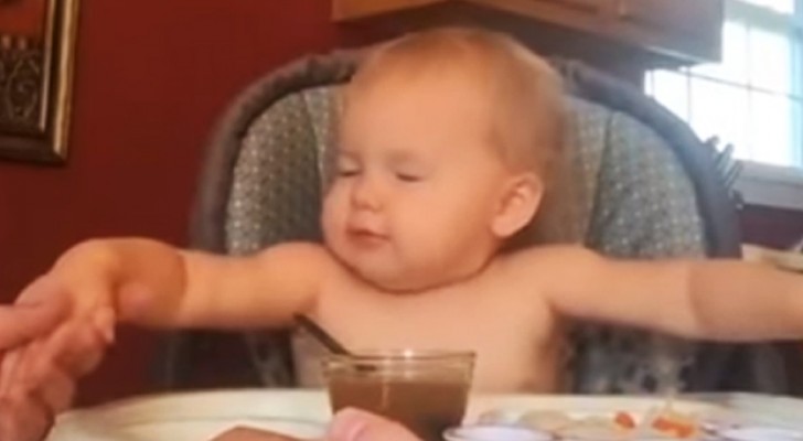Cette douce petite fille prie avec ses parents avant de commencer à manger : la vidéo de la scène séduit tout le monde