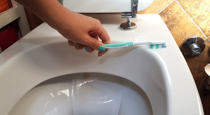 Une fille fait une blague à sa belle-mère en passant sa brosse à dents sur les WC : son père la punit en la lui faisant utiliser