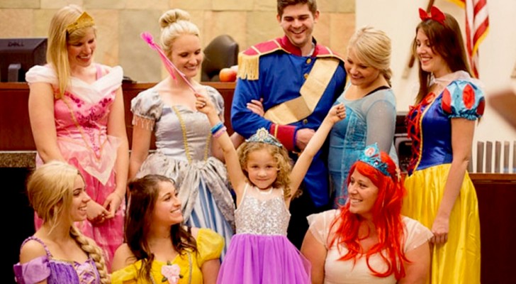 Uma menina de 5 anos é adotada: o juiz e o inteiro tribunal se vestem de princesas da Disney durante a audiência