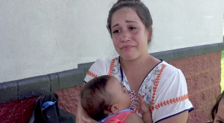 Een huilende moeder wordt uit een waterpark weggejaagd - ze gaf haar baby borstvoeding