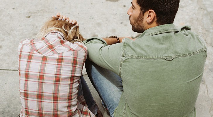 Uma mulher pede o divórcio porque o marido não discute com ela: "ele me ama demais, me sinto sufocada"