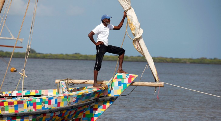 Una barca costruita con materiali di scarto naviga lungo la costa del Kenya per ripulirla dalla plastica