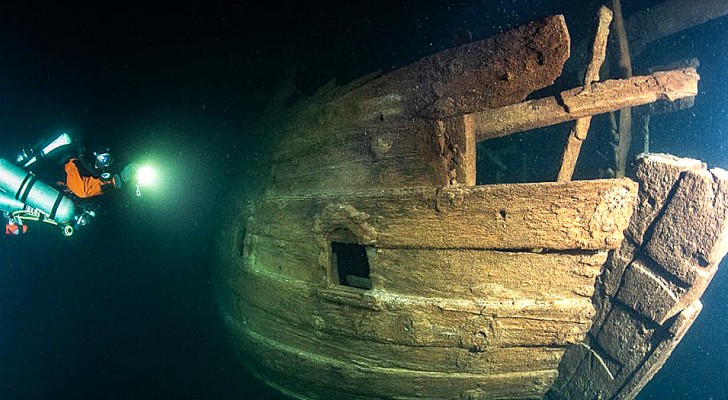 Ein Team von Tauchern entdeckt das Wrack eines 400 Jahre alten Segelschiffs in perfektem Zustand