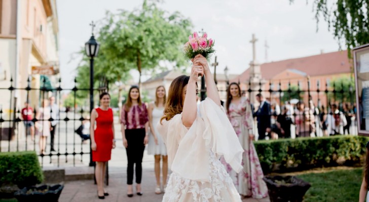 The bride throws the bouquet: her friend manages to catch it and the fiance runs away at full speed