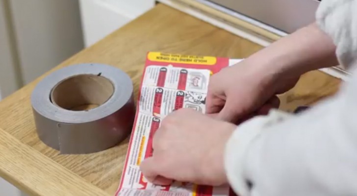 Con un pedazo de cinta adhesiva puedes realizar de modo DELICIOSOS tus popcorn por microondas