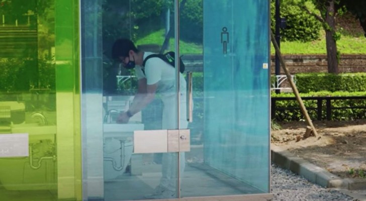 Tokyo: installano dei WC pubblici in "vetro intelligente"che si opacizzano quando il bagno è in uso