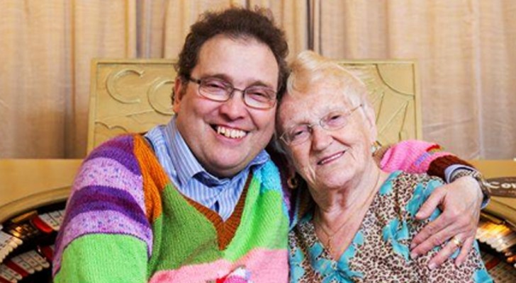 He is 45 and she is 85: despite the difference in age, they live the love story of their dreams