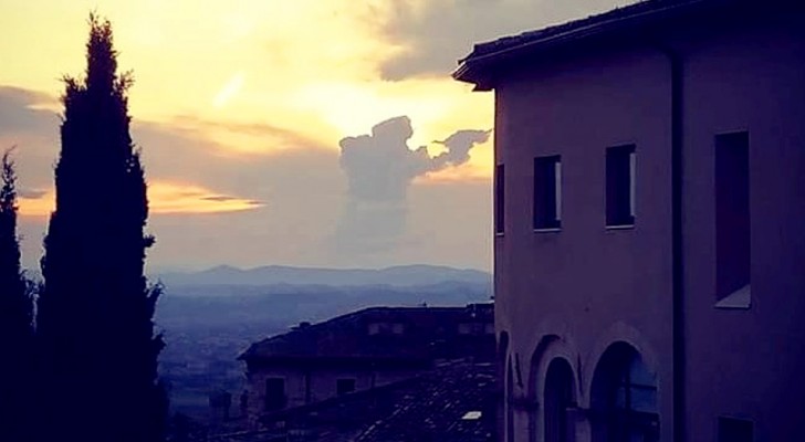 Assisi, una suggestiva nuvola ricorda la sagoma di San Francesco durante la famosa predica agli uccelli