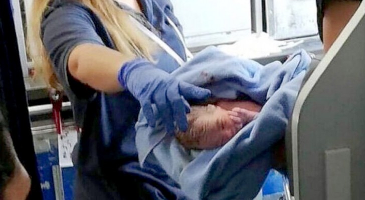 Una mujer da a luz en el avión durante el vuelo: el niño tendrá "pasajes gratis de por vida"