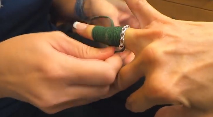 The easy trick to remove a ring with a string !