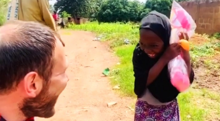 Una bimba orfana riceve la sua prima bambola: il video della sua reazione è a dir poco emozionante