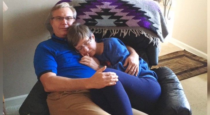 The heartwarming image of a woman with dementia in her husband's arms: she remembers nothing but feels safe