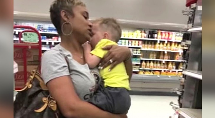Una sconosciuta aiuta una mamma in difficoltà a calmare i suoi 2 bimbi che facevano i capricci al supermercato