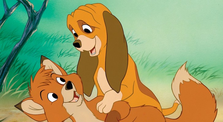 Un bulldog e una volpe stringono un'amicizia meravigliosa e improbabile: sono come Red e Toby