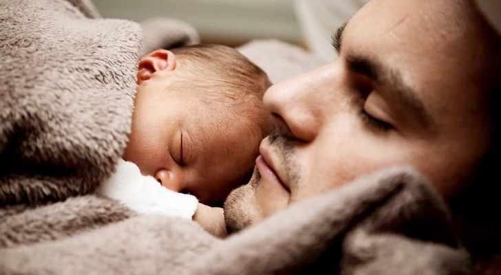 Un papa de 17 ans se retrouve à élever seul sa fille après avoir été abandonné par ses parents et sa partenaire