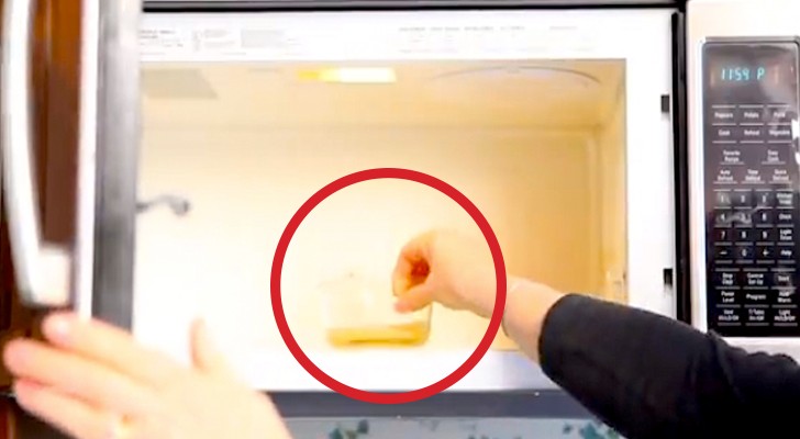 Here's how to clean a microwave in 30 seconds and without chemicals !