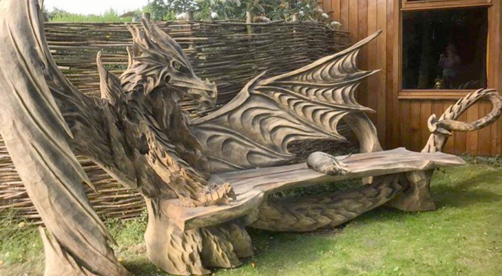 Questa panchina è stata realizzata intagliando il legno con una motosega: sembra un drago in carne e ossa