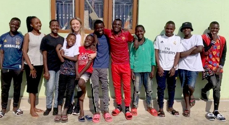 A volunteer "adopts" 14 African orphans and gives them a new life: they are one big family