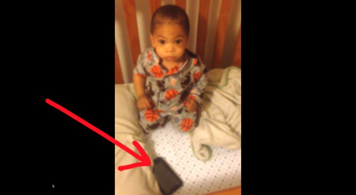Ils mettent un portable à côté de l'enfant qui dort: sa réaction est hilarante!